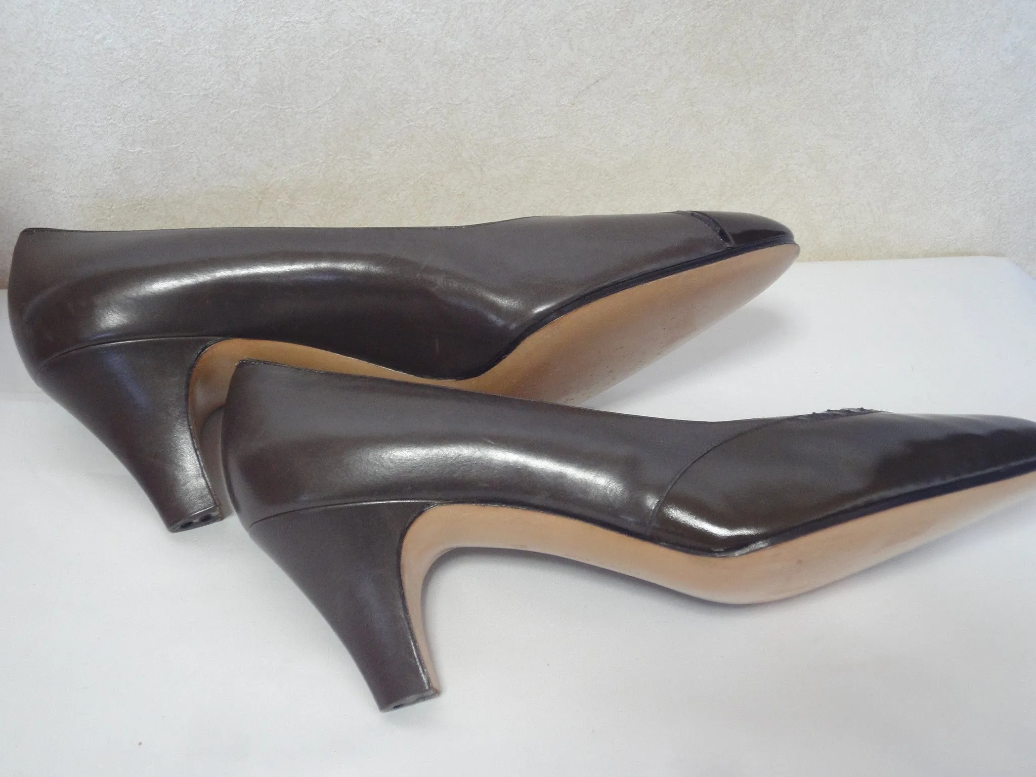 Vintage Salvatore Ferragamo charcoal gray and dark brown leather pumps with snakeskin, classic pointy heel shoes. US 8D